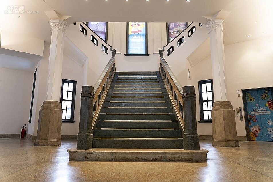 南美館一館內文藝復興風的磨石子欄杆與階梯,館內牆柱使用國產高流動混凝土修復。圖/國產建材實業提供