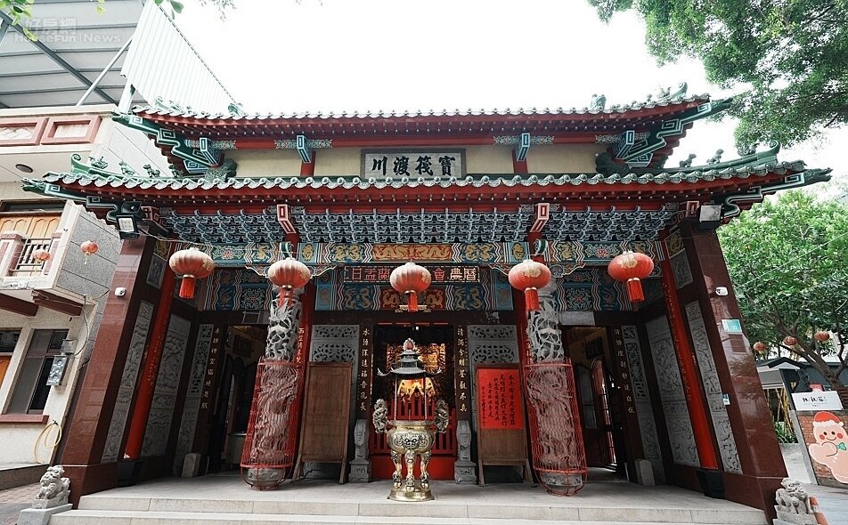 六合境清水寺已有三百多年歷史,牌匾「寶筏渡川」富有禪意。圖/國產建材實業提供