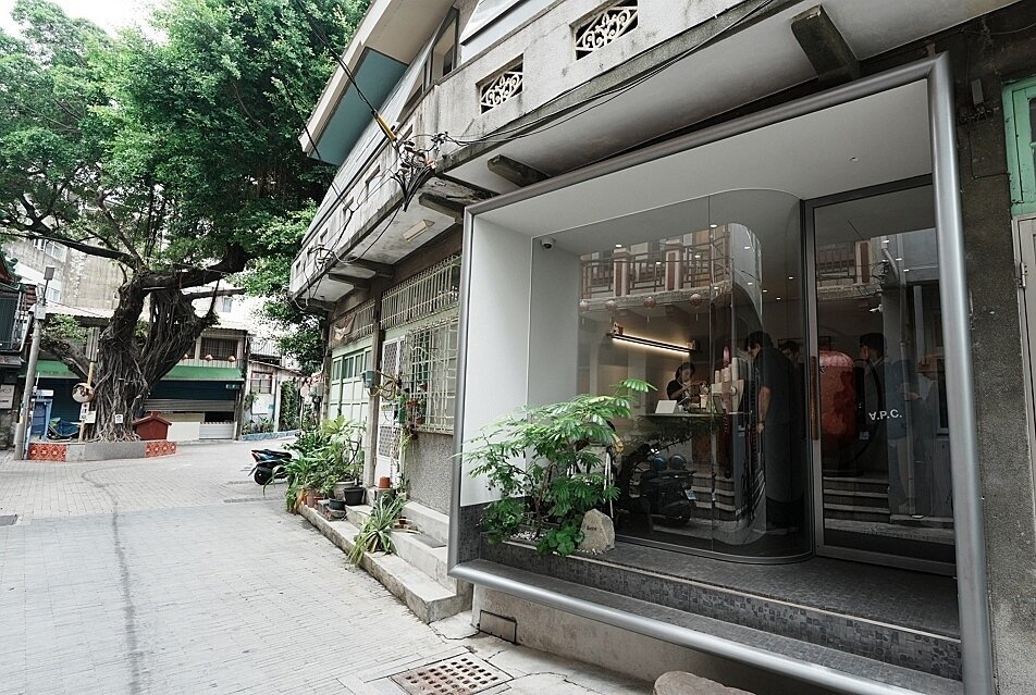 here Kyoto台南丨開山・清水,將二層樓的老屋轉化為極具魅力的咖啡廳與藝廊空間。圖/國產建材實業提供