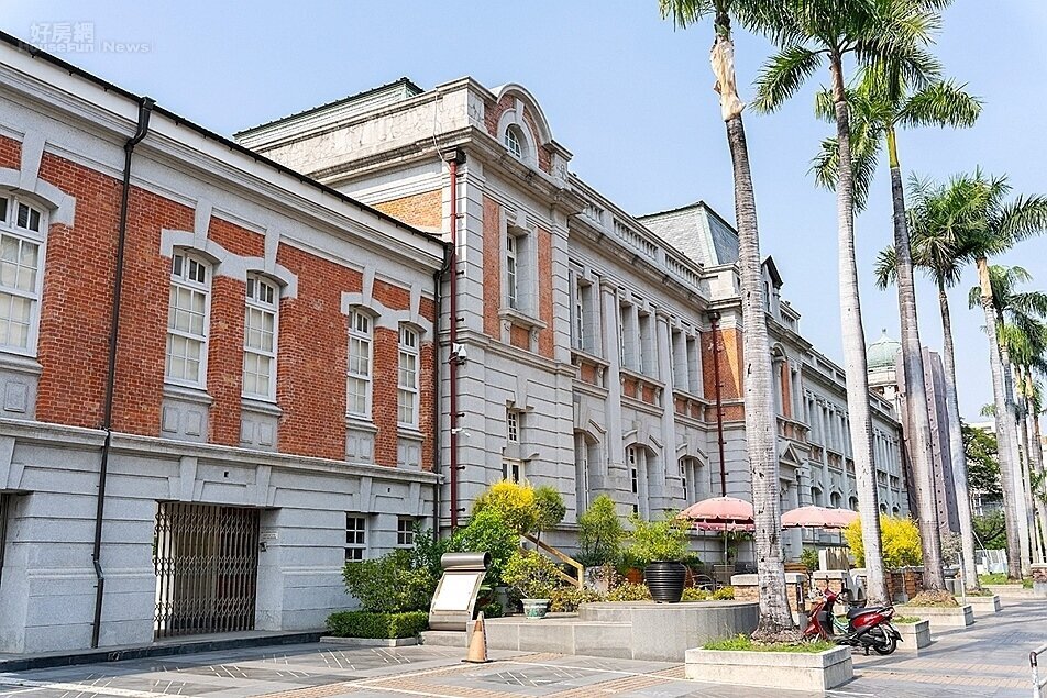 台灣文學館是由台南州廳改造,外觀以英國維多利亞時期的紅磚,加上歐陸風格的石材建築為主。圖/國產建材實業提供