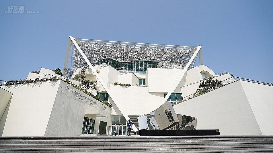 由日本建築大師坂茂與石昭永建築師共同設計的「台南市美術館二館」,榮獲2022年台灣建築獎。圖/國產建材實業提供