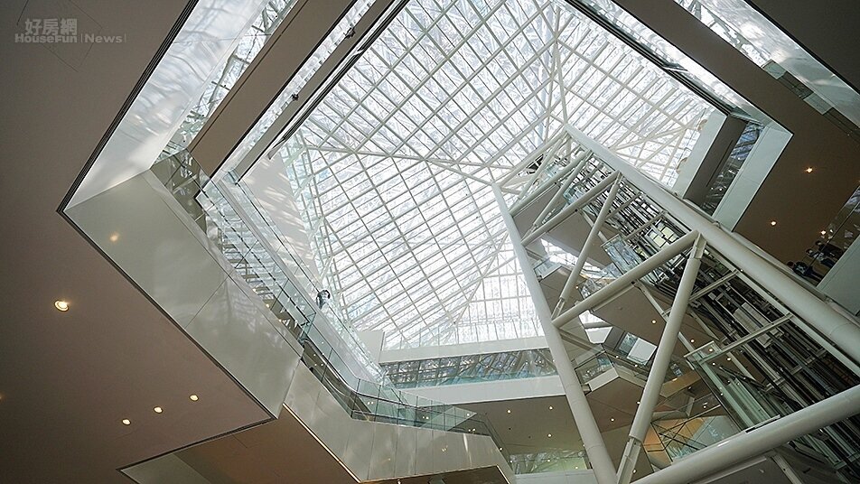 南美館二館五角碎形屋頂以大自然樹蔭為概念,融入府城鳳凰花意象。圖/國產建材實業提供