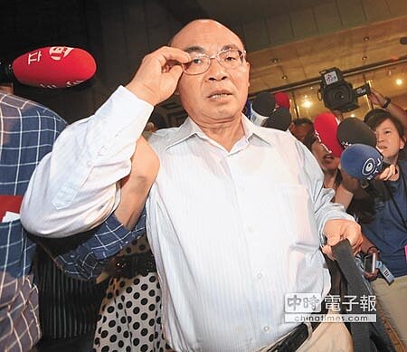 針對兆豐銀紐約分行案,金管會28日約談前兆豐金董事長蔡友才釐清案情,在經過數小時的約談後,蔡友才在媒體追問下離開金管會,過程中眼鏡一度不小心被撞掉。 (趙雙傑攝)