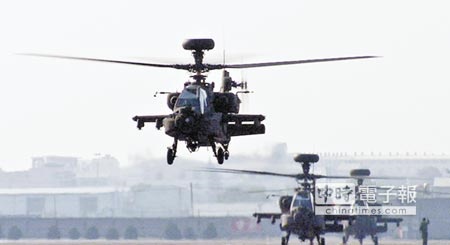 超過10億元的大型軍購案，未來必須在軍事會談前，先讓總統知道內容。圖為2013年阿帕契AH－64E直升機的接機典禮。（本報資料照片） 