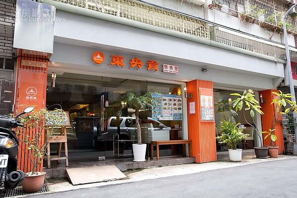 2. 「東央貢。泰食堂」位在競爭激烈的松江錦州商圈,以價廉物美培養出忠實客群。