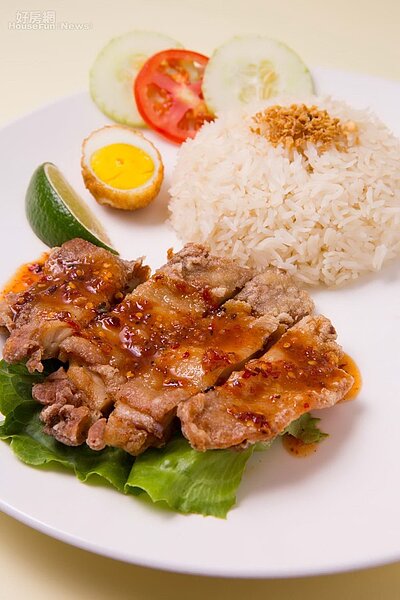 9. 椒麻雞外酥內嫩,酸甜的口感是人氣餐點。