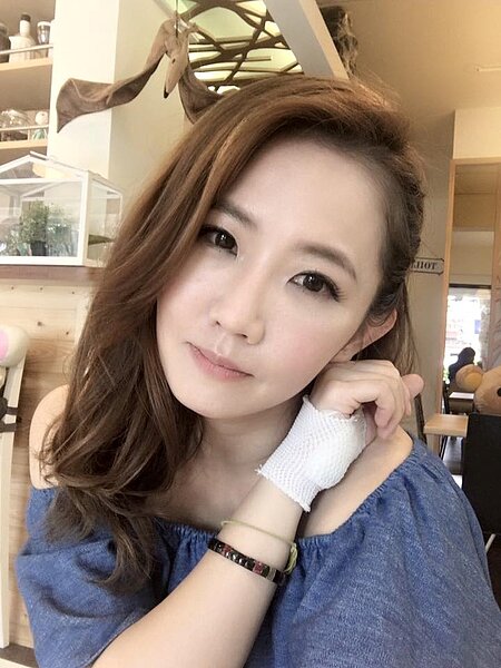 謝忻頂著高學歷光環進入演藝圈，第一個月僅拿到5000酬勞，讓她在提款機前傻住。（翻攝自外景小公主- 謝忻的粉絲團）