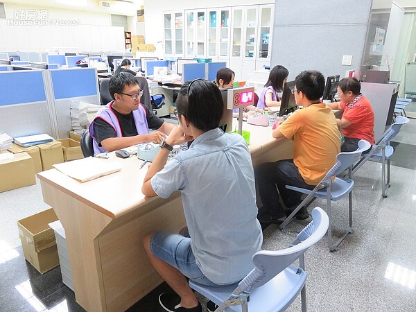 市府考量民眾白天須上班且請假不易,自8月29日起至31日止,連續3天,將開放市府行政大樓一樓西側服務櫃檯延長夜間收件。(新北市政府城鄉發展局提供)