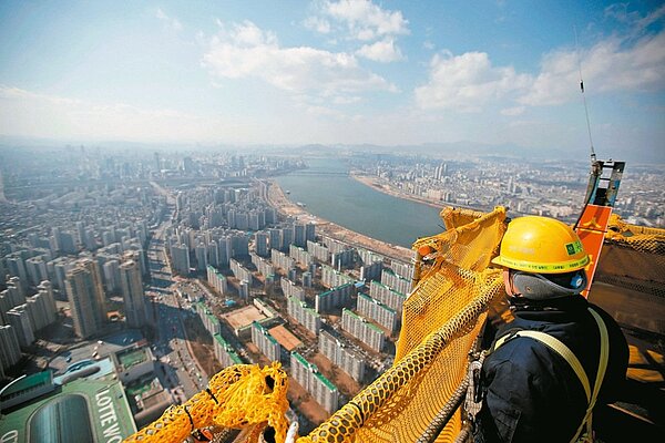 南韓建商大興土木,但人口快速老化,導致房屋供過於求,房市恐有崩盤之虞。 路透