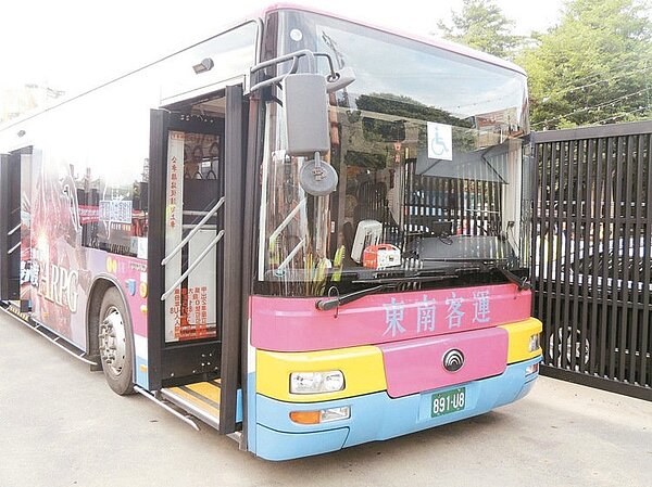 行駛台中市大甲區的97號公車,昨天延駛苗栗縣苑裡鎮市區。 記者張弘昌/攝影