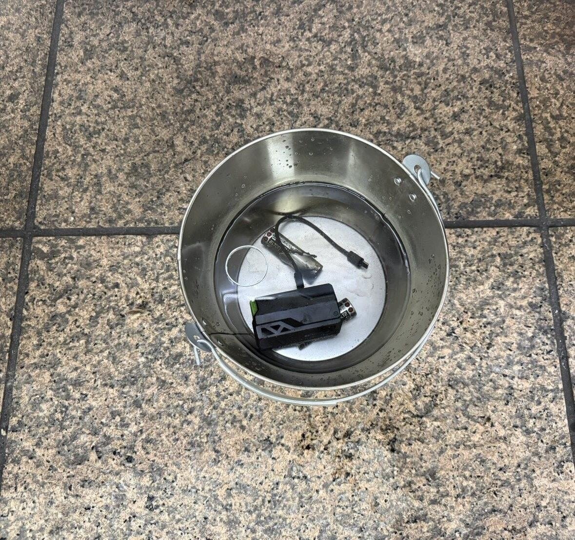 行動電源浸泡冷水水桶。圖/台北捷運提供