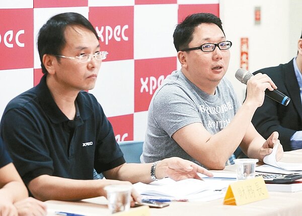 樂陞董座許金龍(右) 報系資料照