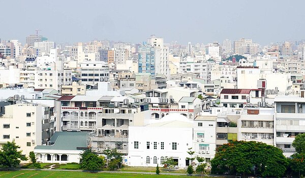 台南市政府將採3年漸進式調漲房屋稅,第一年漲54%、第二年漲65%、第三年漲81%,平均漲幅為67%。記者鄭維真/攝影