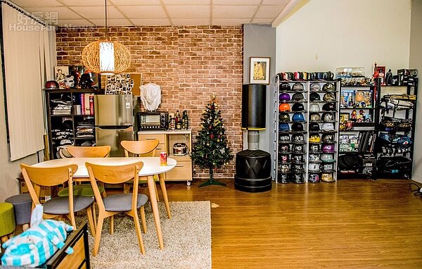 6.	油漆、貼壁紙甚至鑽牆完全不假他人之手，全由他與老婆兩人自己來，整間裝潢連同傢俱大約花費30萬。
