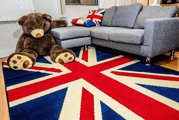 4.	客廳採L型沙發，搭配美式風的抱枕與地毯，就很有風格。
