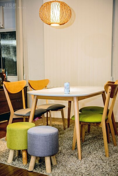 5.	餐廳採用木質桌椅與小圓椅，溫馨舒適。
