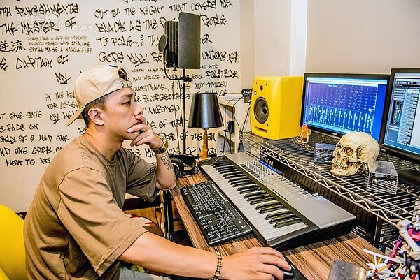 8.	身為音樂人當然要有專屬工作室，逆流音樂很多好聽的歌都是在這完成的。牆壁上請朋友幫忙寫上的國外饒舌歌詞（2PAC. NAS…等）讓空間更增添街頭風味！ 
