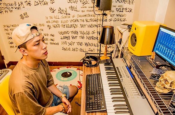  MC耀宗目前住家是原本承租的工作室改建，30坪空間結合美式與工業風格