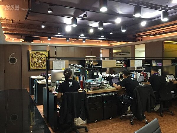 3.員工辦公區域燈光明亮，天花板漆成紫色也是David的巧思。
