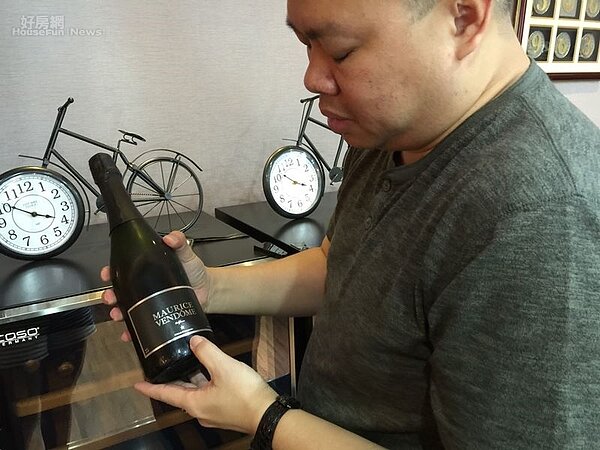 8.David拿著「57享」獨家香檳興奮分享製酒過程。