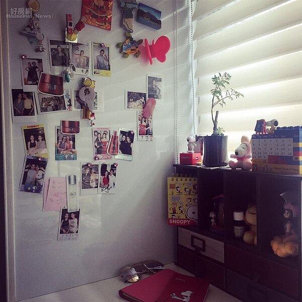 5.工作桌窗台的照片牆設計極具巧思。