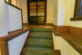 百貨整修時全部依照當年的規格與建材重新修築，翠綠色的磨石子地板在當時可是富貴時髦的象徵。