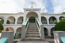 白色建築的德記洋行興建於清同治六年（1867），是晚清簽署天津條約開放通商港埠下的歷史見證建築。在當時，德記洋行為台灣五大洋行之一，掌握台灣生產的茶葉、糖以及樟腦等出口事業。後期改為大日本鹽業會設營業所，光復後又成為台灣鹽場的辦處。經歷廢棄以及收回整修後，現在以收費開放參觀的方式進行營運。