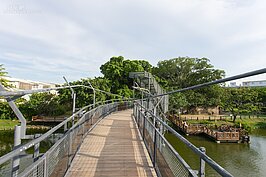 順著天空步道繼續往前走，可走到鹽水溪堤防上。步道盡頭的現在鹽水溪就是當年台江內海的範圍。