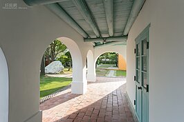 當年的商賈喧鬧已經遠離，徒留下一抹斜陽襯陪著今日的孤寂。