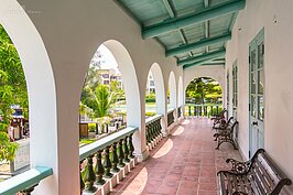 在二樓的高度，可遠眺台江內海安平一代風情，可惜台江內海已經淤積許久，當年的痕跡早不復再，再加上周邊也有許多後期的房屋遮蔽視線，整個視野難以展開，只能坐在走廊的長椅上遙想當年。