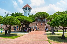 逛完了安平樹屋後，沿著指標續行沒多遠就抵達安平古堡。安平古堡興建於1624年，是台灣最早的要賽建築，安平古堡也是荷蘭與鄭成功統治台灣的中樞。照片左邊的白色高塔可不是安平古堡一樣老的歷史建築，而是在1970年時將日治時期的燈塔予以改建成現在的樣子。