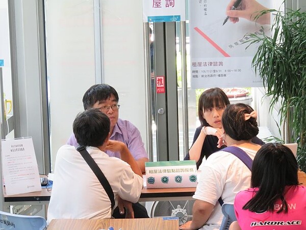 崔媽媽基金會法務組長受理民眾租屋法律諮詢。(圖/新北市政府城鄉局提供)