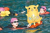 日月潭泳渡邊游邊抓寶…34年來首見