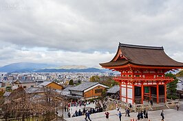 清水寺興建於西元778年，主要供奉千手觀音，是日本北法相宗的大本山，並列入世界文化遺產之中。由於歷史悠久且位居高處，周邊植栽了不少楓葉與櫻花，因此每到春秋之際總擠滿了遊客前來欣賞美麗的風景。