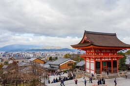 清水寺興建於西元778年，主要供奉千手觀音，是日本北法相宗的大本山，並列入世界文化遺產之中。由於歷史悠久且位居高處，周邊植栽了不少楓葉與櫻花，因此每到春秋之際總擠滿了遊客前來欣賞美麗的風景。