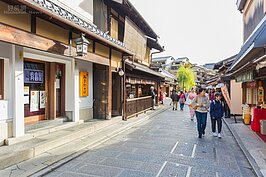 在二三年坂就放鬆心情慢慢逛，不過口袋荷包要看緊點，在這邊很容易花錢的。