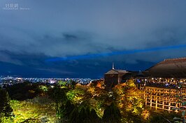 夜間的燈光在寺方精心規劃下，將清水寺襯托得更為美麗與莊嚴。