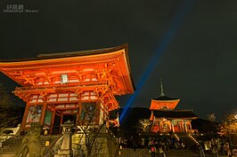 夜間的清水寺在燈光的襯映下有著截然不同的氛圍。