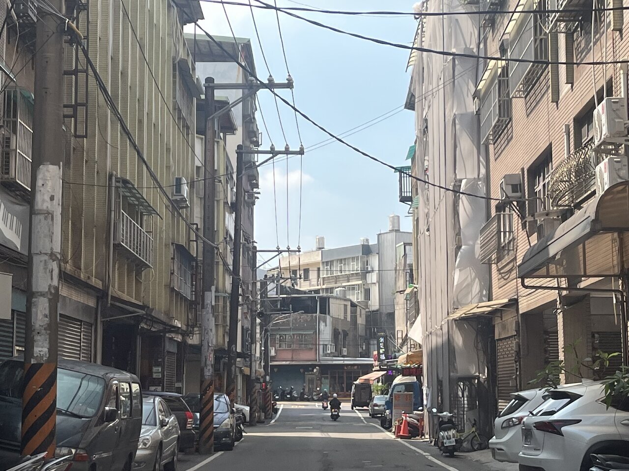 桃園三十年以上老舊建物多達上萬棟,市府推出「舊公寓微型修繕補助」,但實際申請人數少,引發質疑。聯合報系資料照