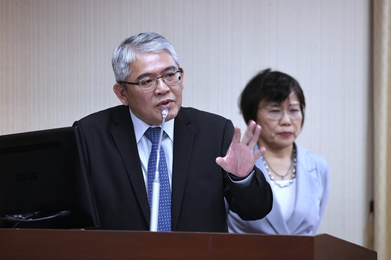 國家住宅及都市更新中心董事長花敬群（左）今赴內政委員會說明兆基、寄居蟹公司等狀況。記者邱德祥／攝影 