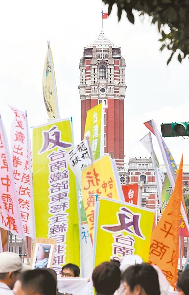 上午迫遷案的受害人與抗爭人士到總統府前舉行記者會,要求蔡政府具體回應,不然本月25日再次走上街頭。 記者陳正興/攝影