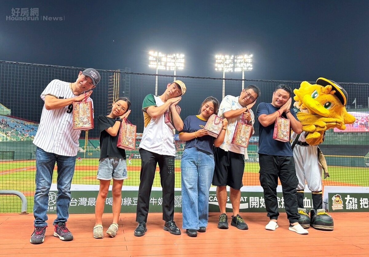 中場休息時間進行的趣味小遊戲，中場休息時間進行的趣味小遊戲，吉祥物TAKAO與現場大小朋友一起拍照同樂。圖／永慶房產集團提供