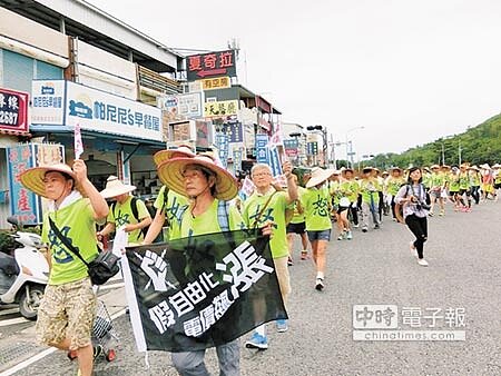 台電員工自發性徒步接力反漲價式電業法草案,昨天自最南端的核三廠出發前往行政院。(周綾昀攝)