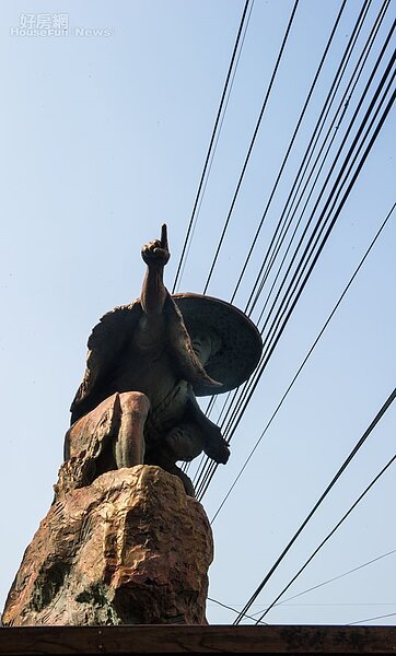 3. 大門上方的「與我同行」,是全省美展的得獎作品。