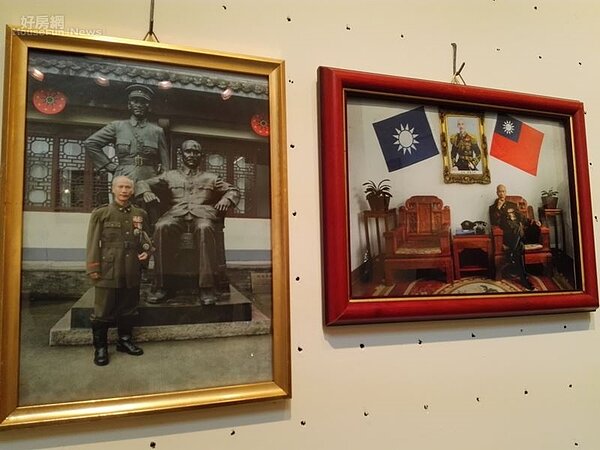 4. 謝棟樑著軍裝在浙江省奉化市蔣氏故居,與自己的作品合影。