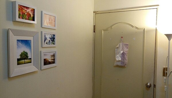 租屋不可隨意釘牆,利用專用黏土也能掛相框。(翻攝自PTT)