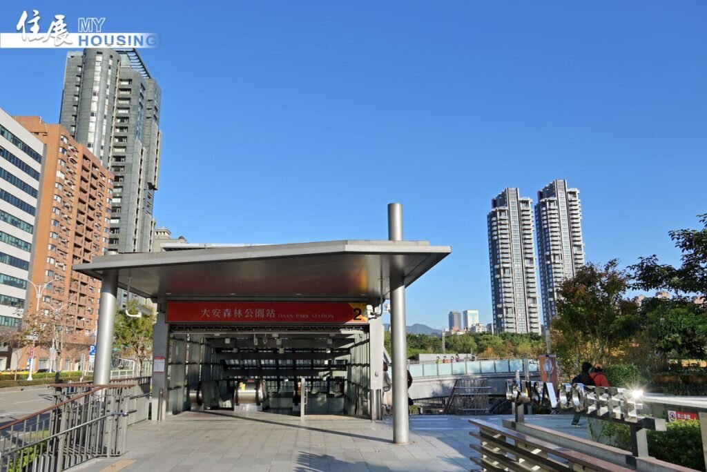 觀察市況,發現蛋黃區豪宅銷售速度及價格表現優於首購型建案。