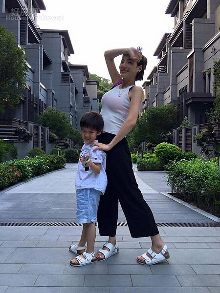 6.阿BEN和徐小可一起首次購屋，選擇社區型的別墅。（取自白宮這一家粉絲團）
