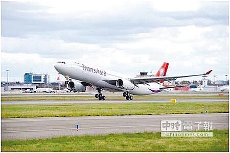 
復興航空持續強化飛安獲肯定，重整腳步再起飛。圖為興航空中巴士A330機型飛機。（本報資料照片）
 