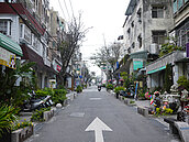 住這裡好苦啊！　每天掃地+徒手抓蟑螂